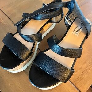 Women’s platform sandals size 7 US form Steve Madden. Used once. Like new.